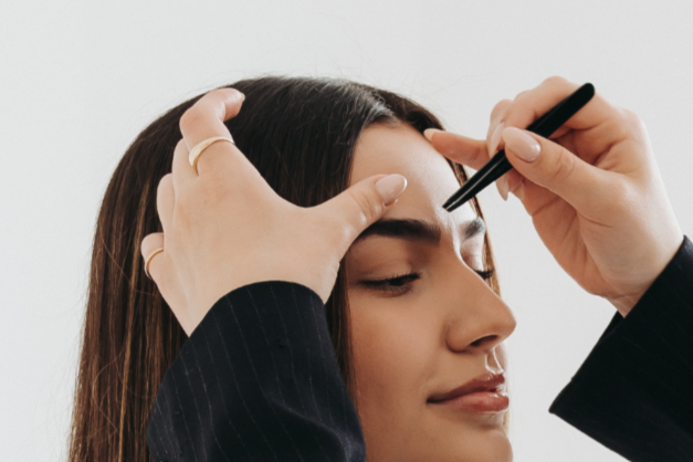 Winnipeg Brow Specialist Shaping client's brow